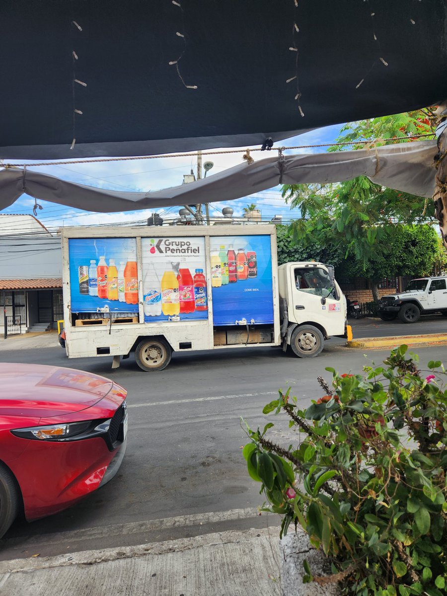 AngelBR88's tweet photo. Camioneta de peñafiel estacionada en camellón, mientras los chóferes se toman una caguama. Esto es México 
@Trafico_ZMG https://t.co/dhXrpTjzEi