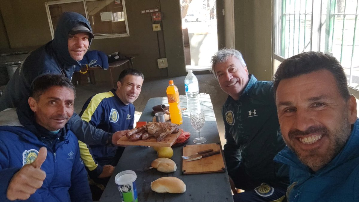EGentilo's tweet photo. Hoy justo hace 36 años mí papá me llevaba a la cancha a ver al canalla, ése día Central ganó 2 a 1 a Unión y quedó puntero, @fer9nandol hizo un golazo. Un par de fechas después La Academia fue campeón. Sigue  https://t.co/dJpIkbfRiM https://t.co/cXoVbF9RTD