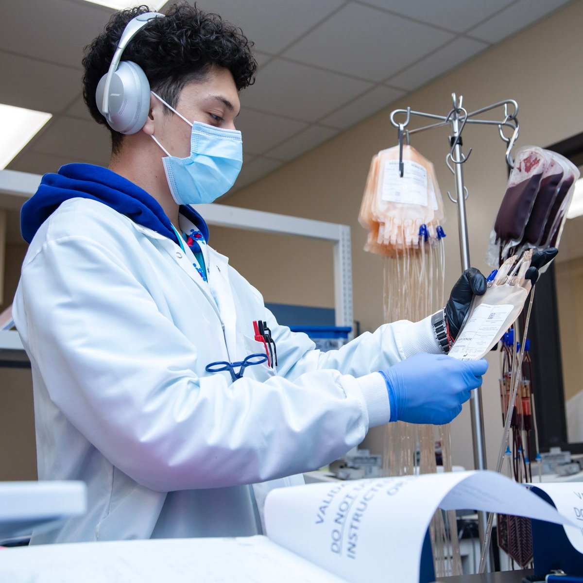 sdbloodbank's tweet image. Happy #LabProWeek 2023! 🔬🧪🥼 Lab coats might as well be superhero capes in our eyes. Every donated sample tube and bag of blood goes through testing, typing, labeling, and quality control—all thanks to @sdbloodbank Bank lab professionals who work behind the scenes.