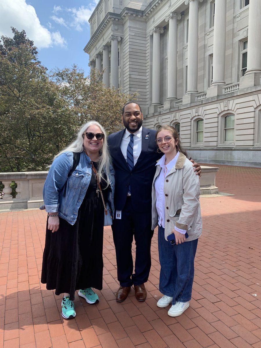 funfunjuliedunn's tweet photo. Meeting @Booker4KY in Frankfort today was amazing! I so admire him, his passion for the Commonwealth, and all he does to make the world a better place. Gives me hope for our future! https://t.co/6Noee2PGTI