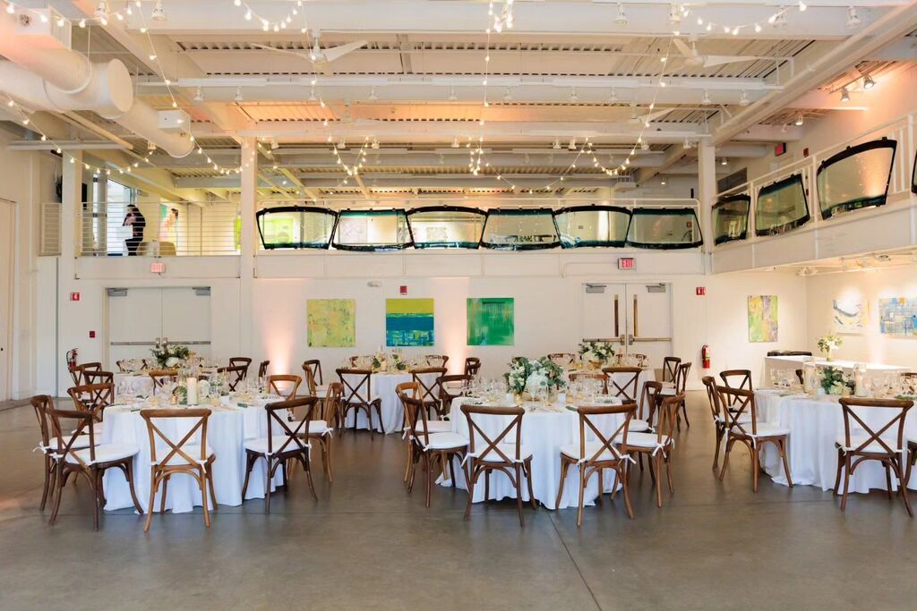 K&amp;N's beautiful reception hosted at Artists For Humanity EpiCenter last year! #sopretty #bostonwedding #weddinglighting⁠
⁠
Floral design | @flouer_specialtyevents ⁠
⁠Photography | @allegrophotoboston ⁠
⁠Venue | @afh_epicenter ⁠
⁠Catering | @gourm… instagr.am/p/CrhDWbPMXSa/