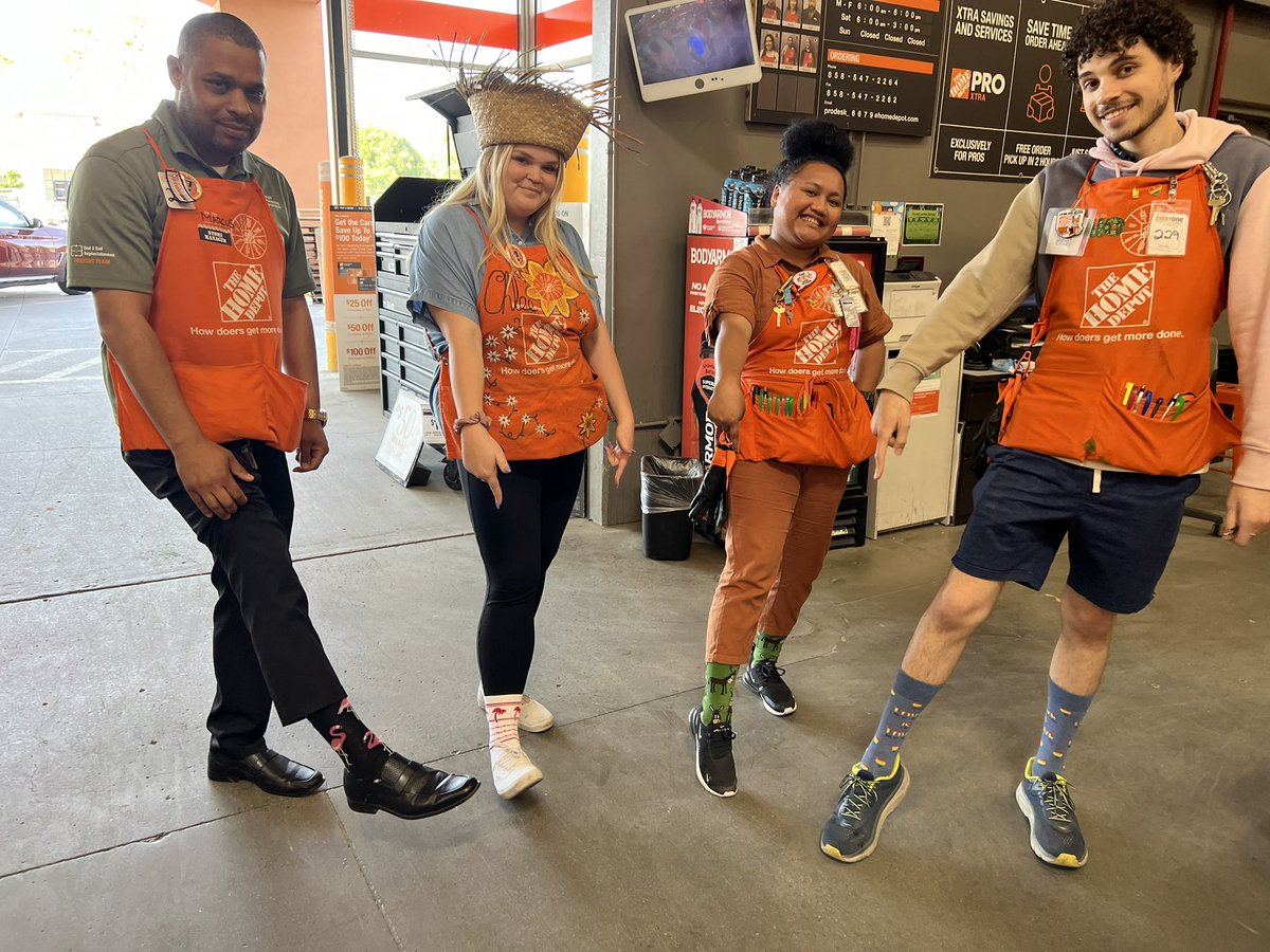 HD_chloeholstad's tweet photo. Crazy socks and crazy hat day! #frontendrecognition #team6679 #oneteamonedream @coito0528 @Crippen1026 @marcusleyko @KarenG6679 https://t.co/wK4Ja6cooW