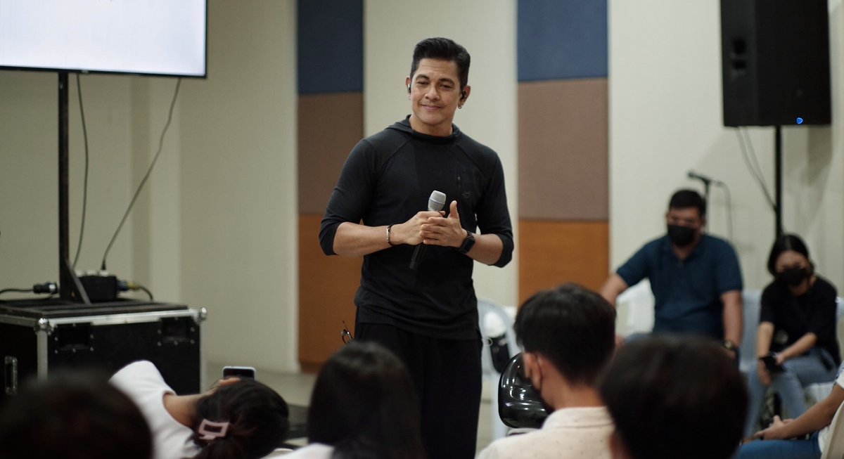 OneMusicPH's tweet photo. PLAYLIST: Top 20 @GaryValenciano1 Songs. On his 40th Anniversary in show business, we pick 20 of our favorite Mr. Pure Energy hits.

LINK: https://t.co/TH6v5vUUFM

#Playlist #GaryVTop20 #GaryValenciano #MrPureEnergy 

@ManilaGenesis @universalrec_ph @viva_records @StarMusicPH https://t.co/1FjUsKOtpL