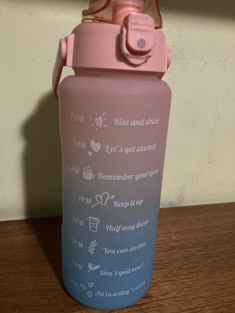 aakafruni's tweet photo. Hoy en el pide cola de la UCAB le di la cola a una muchacha hasta Plaza Venezuela. Dejó su termo en el carro y no recuerdo su nombre para devolvérselo. Ayúdenme a poder regresarlo porfa https://t.co/J4IBW4UbVX