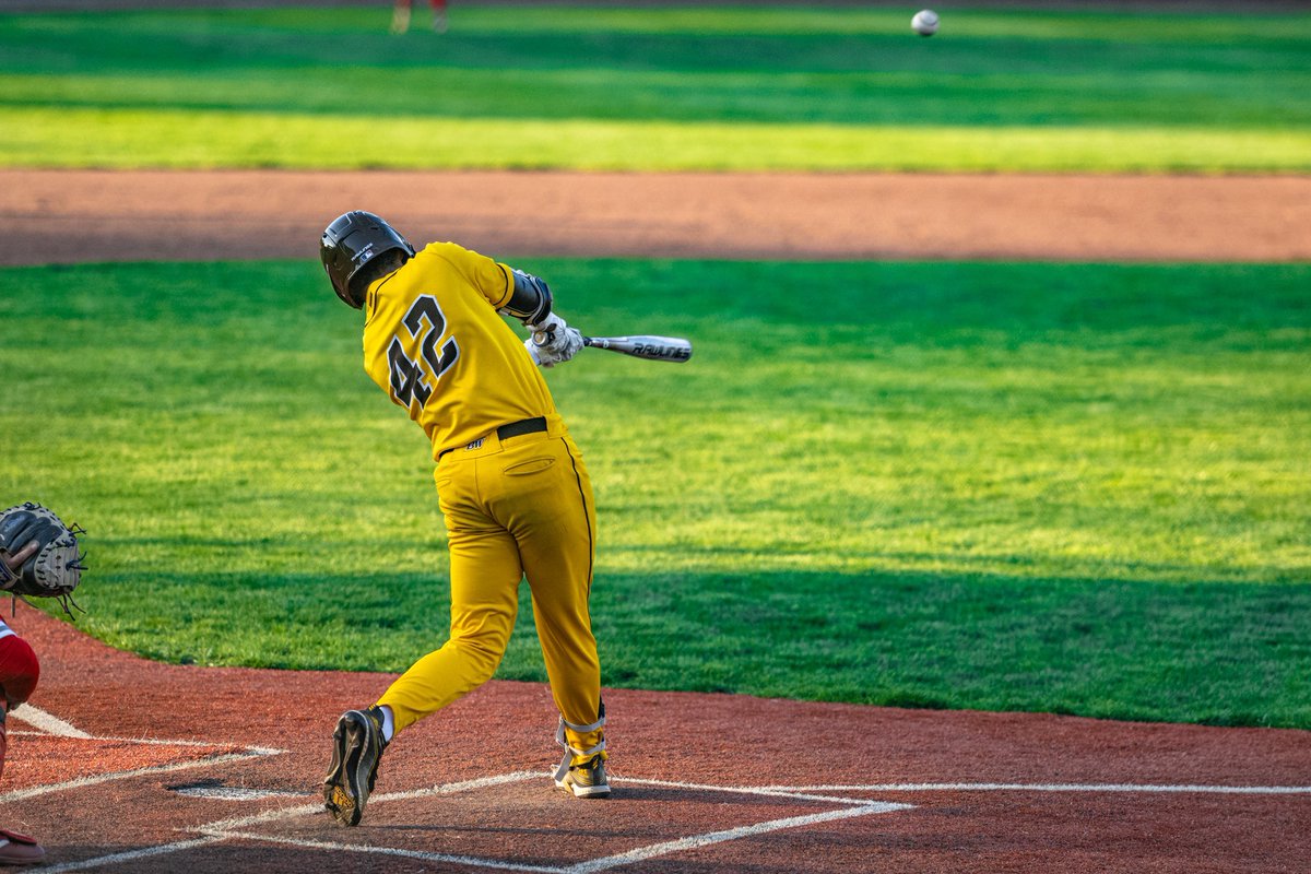 BWUBaseball's tweet photo. Alexis Castillo hits a no-doubted 2 run Home Run!

Mid 6
BW: 4
Wittenberg: 1

#BWBoys | #d3b https://t.co/MEiZBrMf28