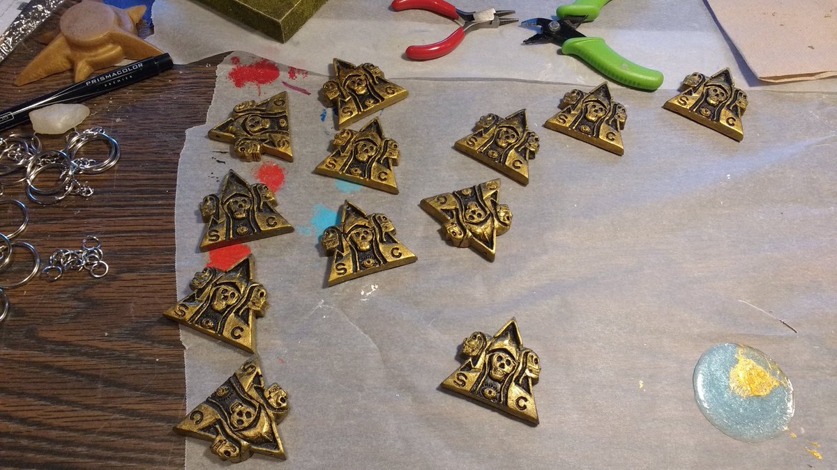 MaxwellsDeamon's tweet photo. It's apparently been 5 years since I made these to hand out at cons?!???
#shadowcouncil #acqinc #thecteam #molpy https://t.co/5BiJH6PTlC