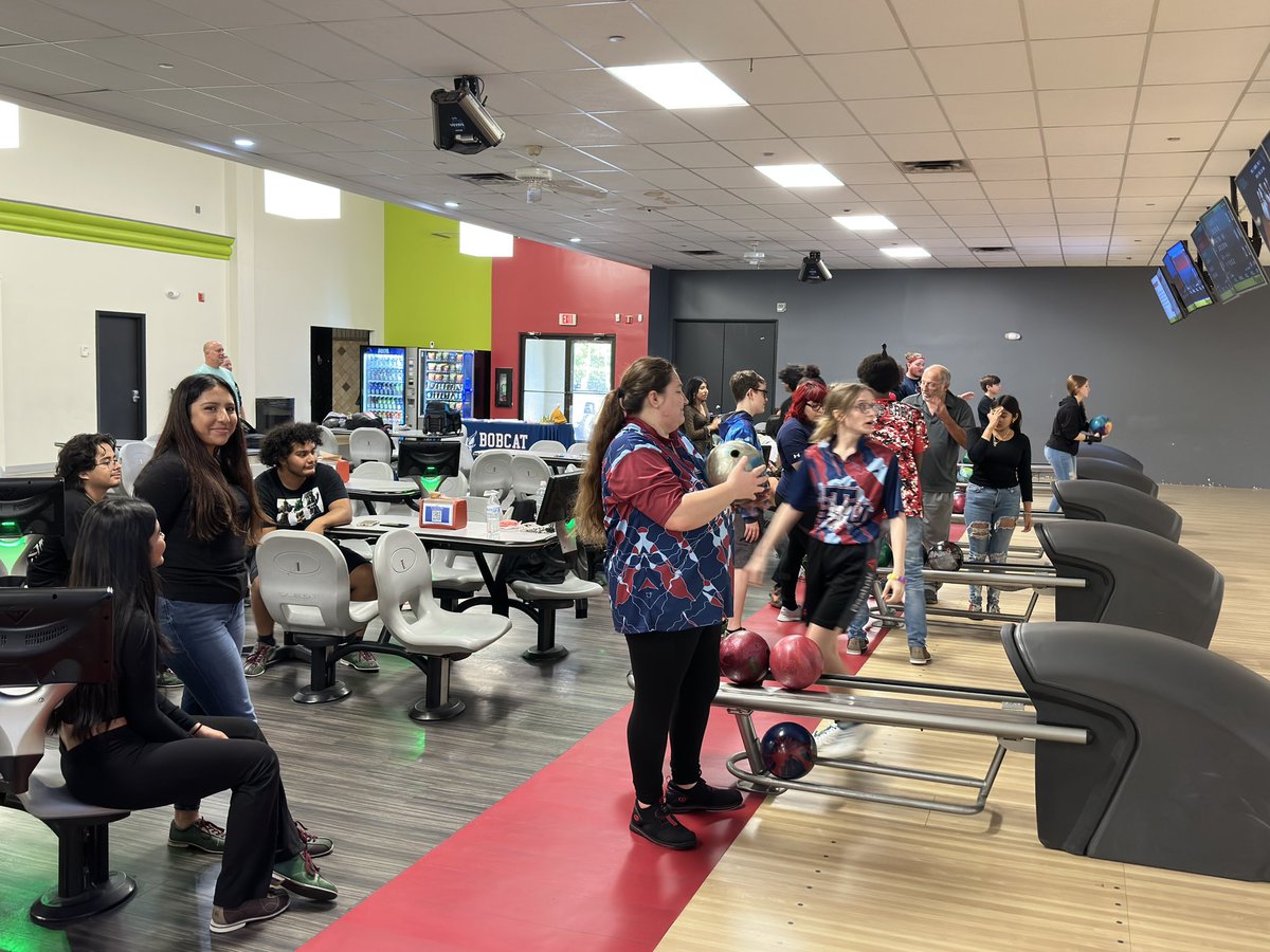 STU_WBowling's tweet photo. STU Women’s bowling team held a Bowling clinic today at SPAREZ in Davie and what a great time everyone had! https://t.co/u0jqAiCwVy