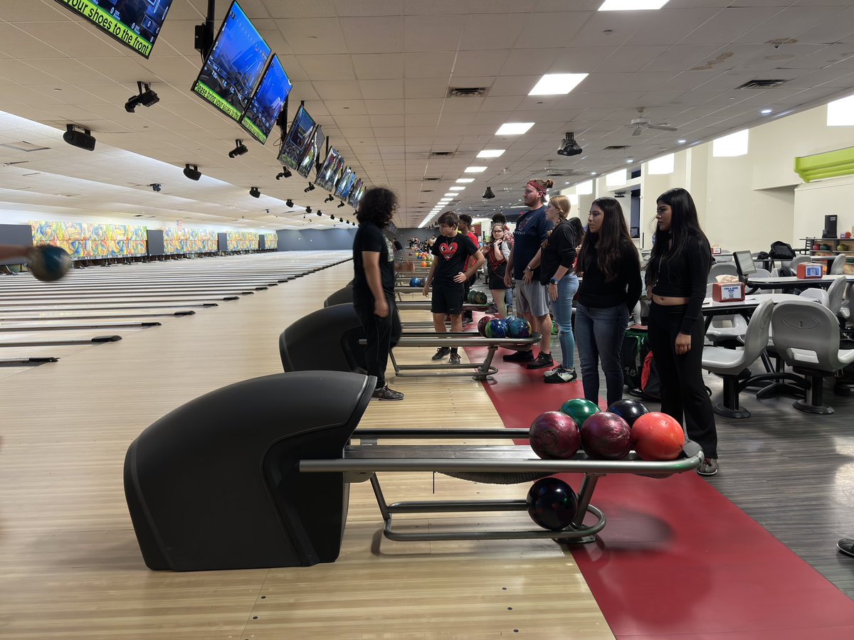 STU Women’s bowling team held a Bowling clinic today at SPAREZ in Davie and what a great time everyone had!
