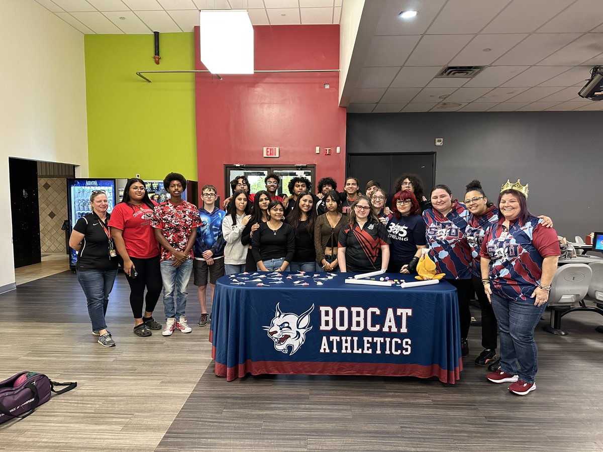 STU Women’s bowling team held a Bowling clinic today at SPAREZ in Davie and what a great time everyone had!