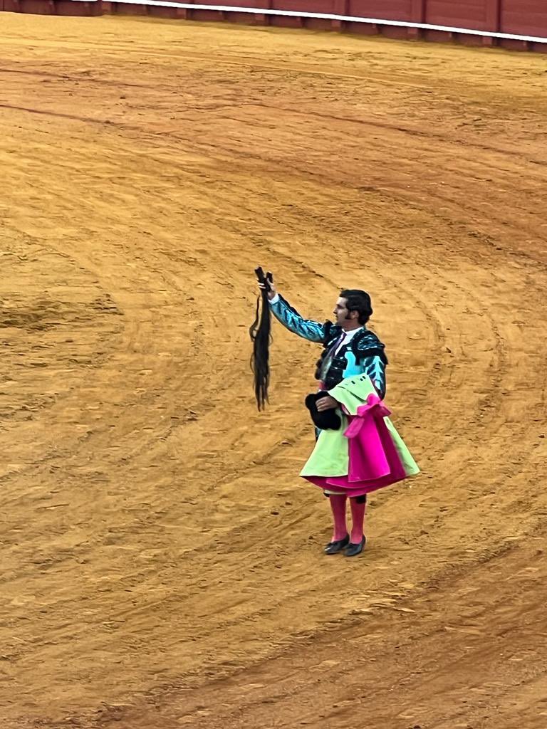 JOSEMANUELSOTO1's tweet photo. Hoy tuve la inmensa suerte
de estar en La Maestranza
y ver vencer a la esperanza
sobre la negra noche de la muerte.

Nunca fue más dulce la agonía
de una tarde de Abril en mi Sevilla,
cuando con olor a manzanilla
se escribió la más bella sinfonía… https://t.co/Zx666RUkQN