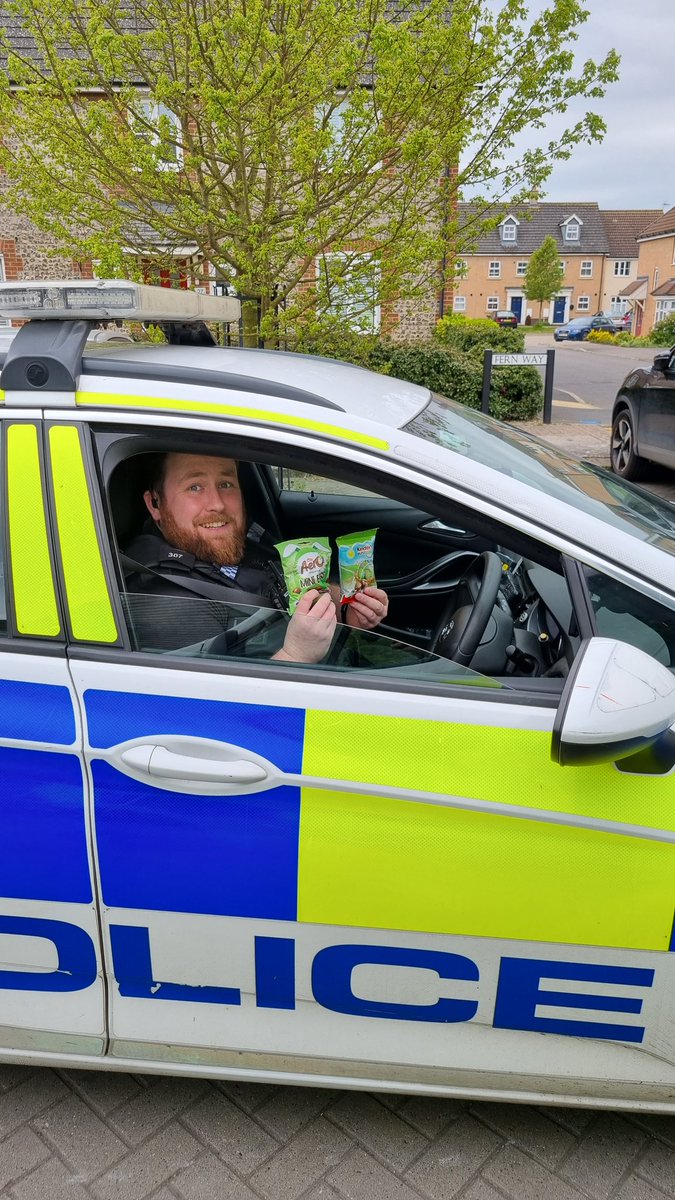 ForestHthPolice's tweet image. After #NRT5 dealt with an incident in #RedLodge this evening, our vehicle had kindly been gifted some lovely little treats by an unknown person. #307 safely transported them back #Mildenhall and shared them around the station. Whoever you are, #Thankyou for your kindness 😁
#988