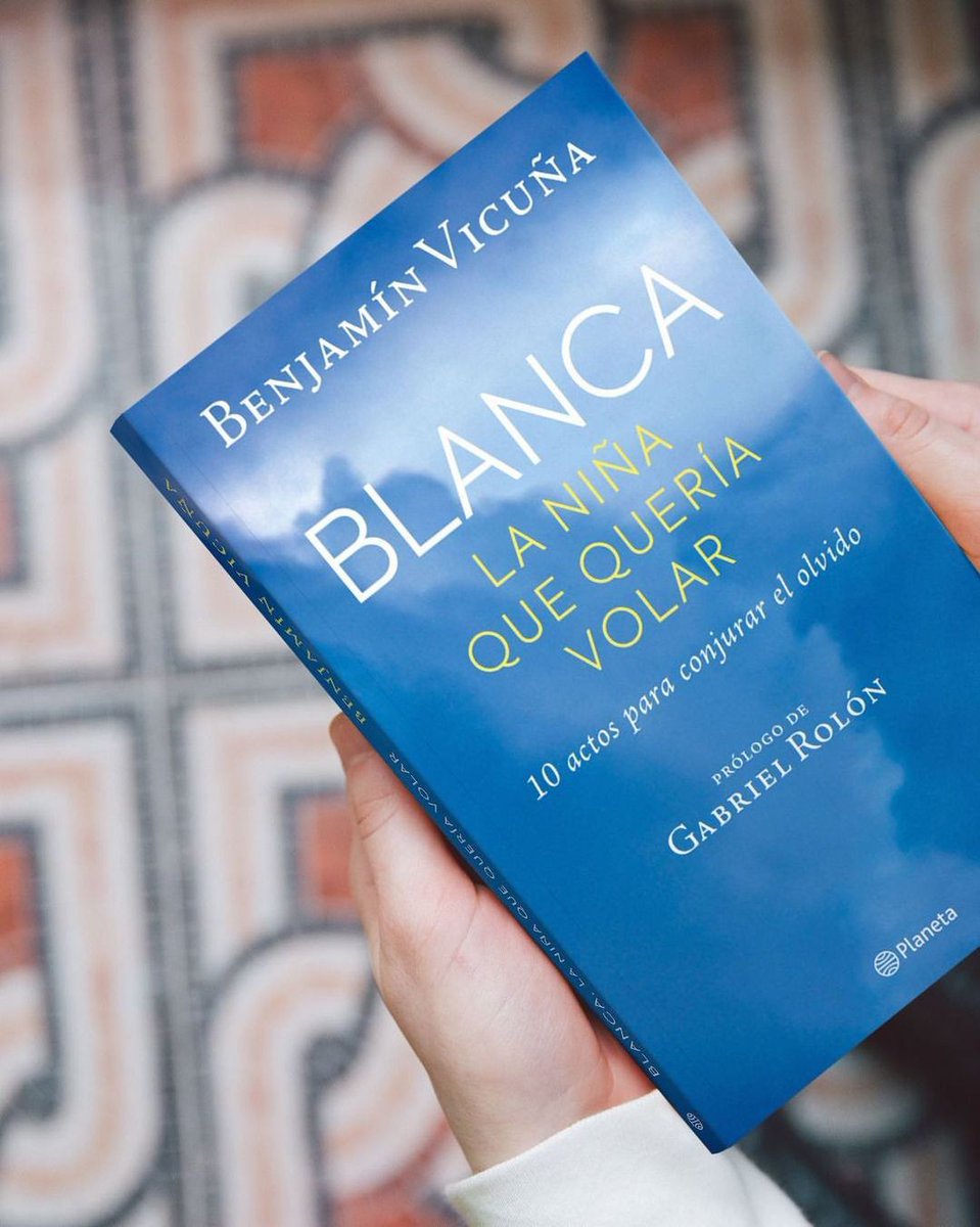 DedicadoBVicuna's tweet photo. 📷 Ig @benjavicunamori Aqui les presento mi libro. Espero que este relato pueda servir y acompañar a muchos que miran  el cielo día y noche, con más preguntas que respuestas. 

@ferialibro #planetadelibrosar #planetadelibroscl https://t.co/kCl221mb7w