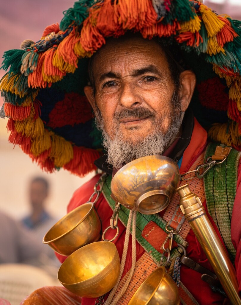 AdamDCohn's tweet image. A Gharrib, a traditional water vendor in Morocco. They cruise around public spaces selling drinks of water from a goat skin, announcing their presence through their costume and the brass cups they ring like bells. Some people still buy water from them, a… instagr.am/p/CrhHR1Lo6V9/