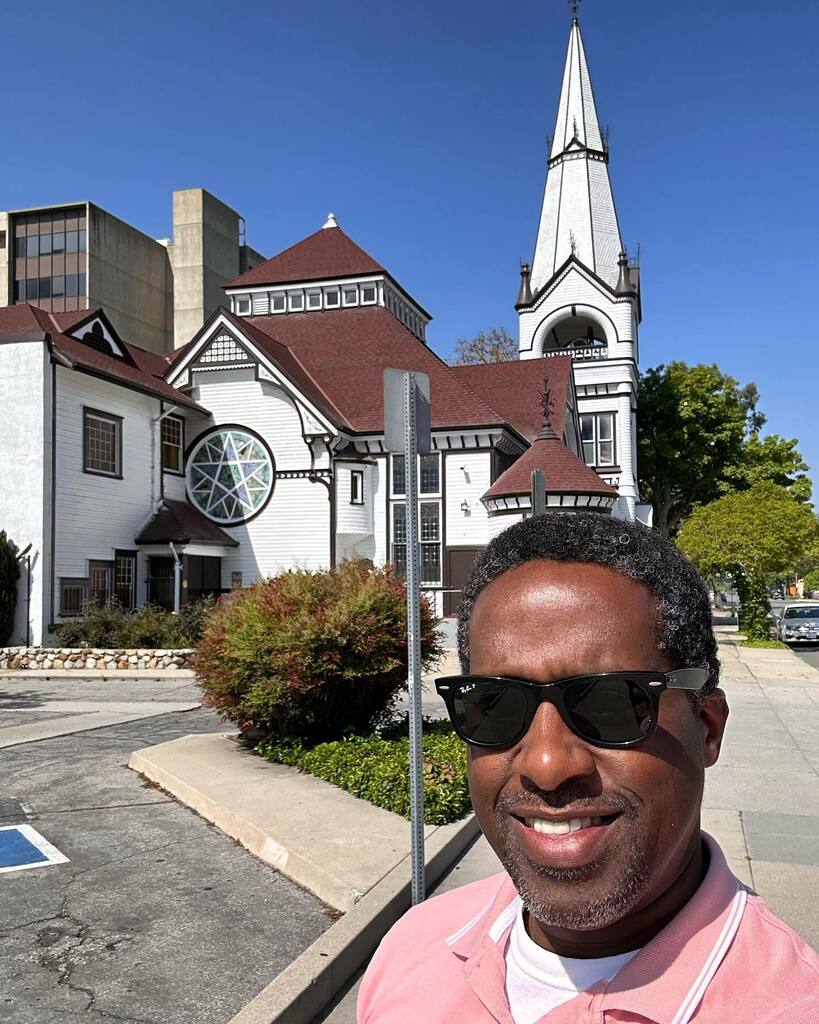Nice day to admire the architecture of this church #selfie #church #pomona #pomonacalifornia #architecture #pastorselfie #humpdayvibes #pomonaholychurch