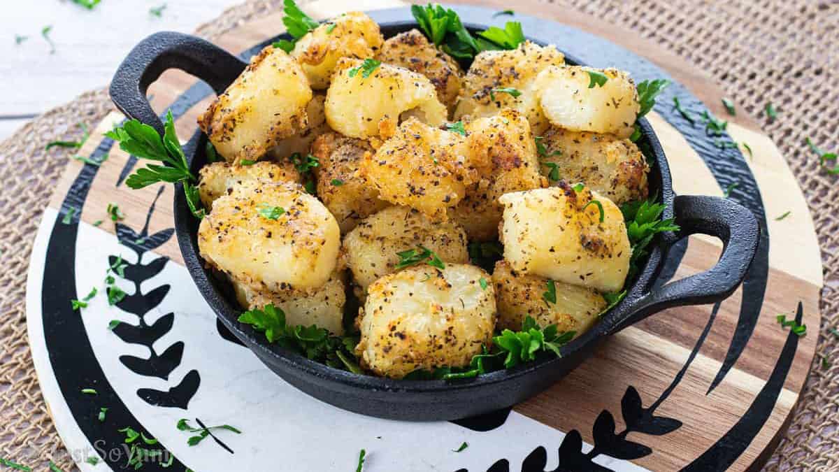 These Super Crispy Roasted Lemon Pepper Potatoes are a game-changer for any meal! 🍋🥔 Perfectly crispy on the outside, fluffy on the inside, and bursting with flavour. #roastedpotatoes #yum #lemonpepper
justsoyum.com/crispy-roasted…