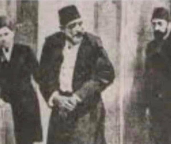 Resimde gördüğünüz ADAM OSMANLI’nın halifesi.. “Abdülhamid Han”
27 Nisan 1909’da.. İhtilalle tahttan indirilip “acizlik” görüntüsü verirken..
Bu millete özünü kaybettirenlere kinimiz hiç bitmez asla..
Benim atamı bu hale getirenlerin intikamını almadan Allah canımızı almasın!