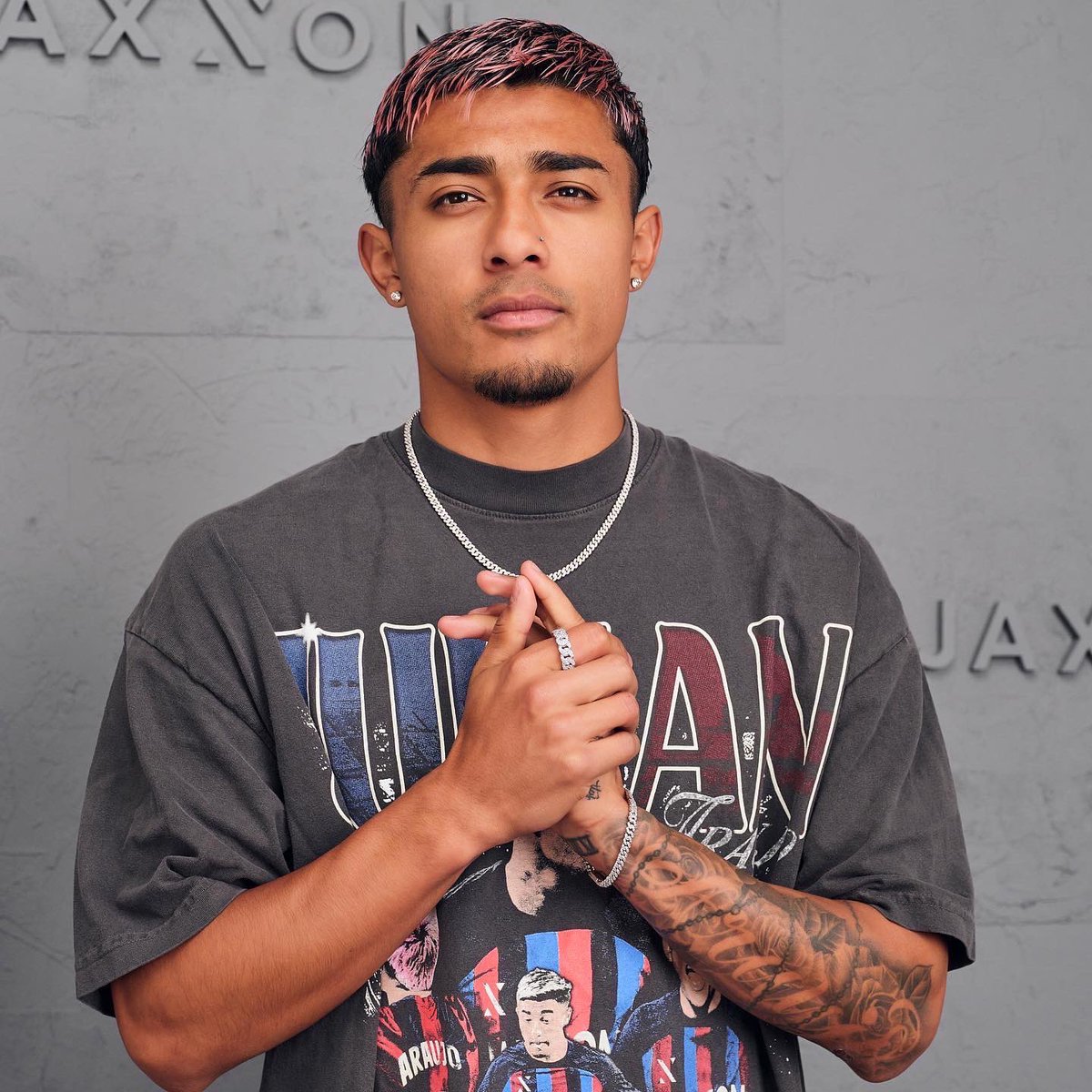 Beardegidio's tweet photo. Celebrating the powers of hard work, dedication, and commitment @julian__araujo debut his @Jaxxonjewelry class of 23 athlete tee 🤞🏻Julian is a intricate part of the JAXXON team, and plays huge roll growing the JAXXON brand worldwide with his new presence in Barcelona ✨ His style complimenting style pairs so perfectly with the new PALERMO FRAMES by JAXXON & ICED OUT 5MM CUBAN LINK CHAIN & BRACELET 🌪️ #JAXXON #JulianAraujo #Barcelona