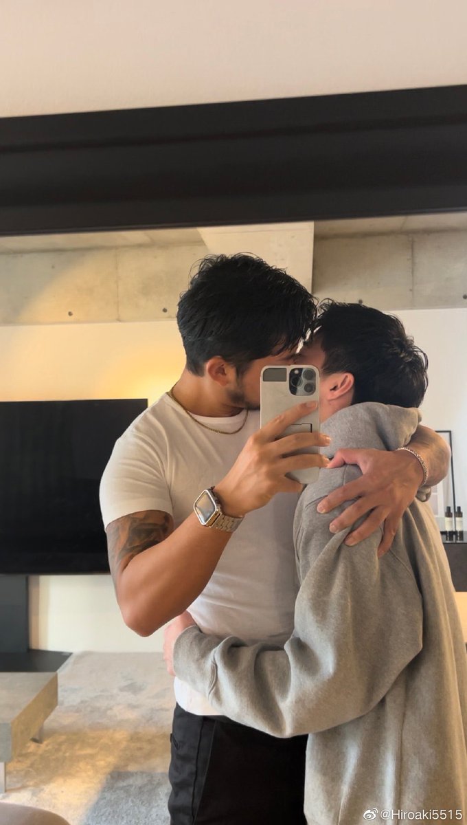 huninaniel's tweet photo. #hiroaki and #Ryota 🤝💋❤💑

peek                a                     boo https://t.co/KcTJEFIPIG