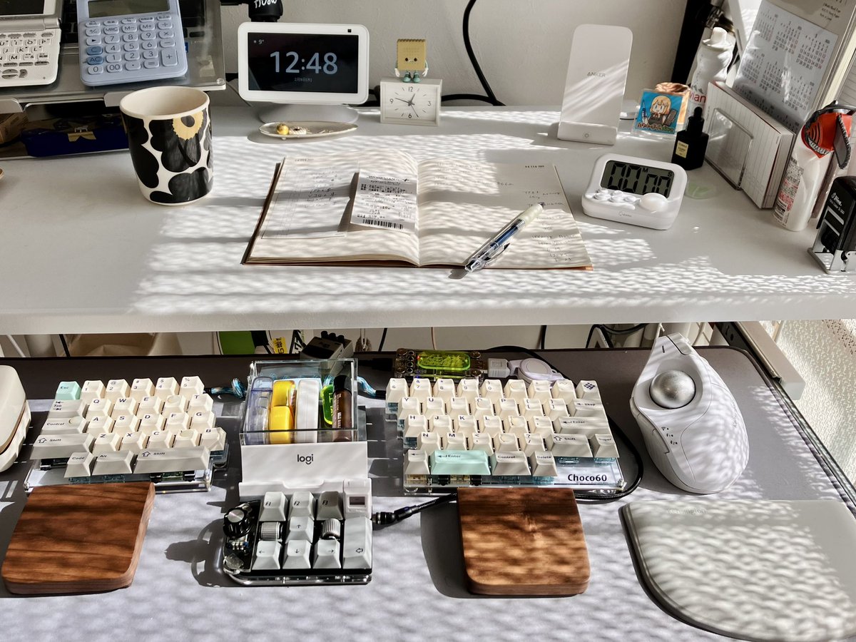 MeriNakamura's tweet image. choco60のキーキャップバリエーションとワーキングデスクの様子