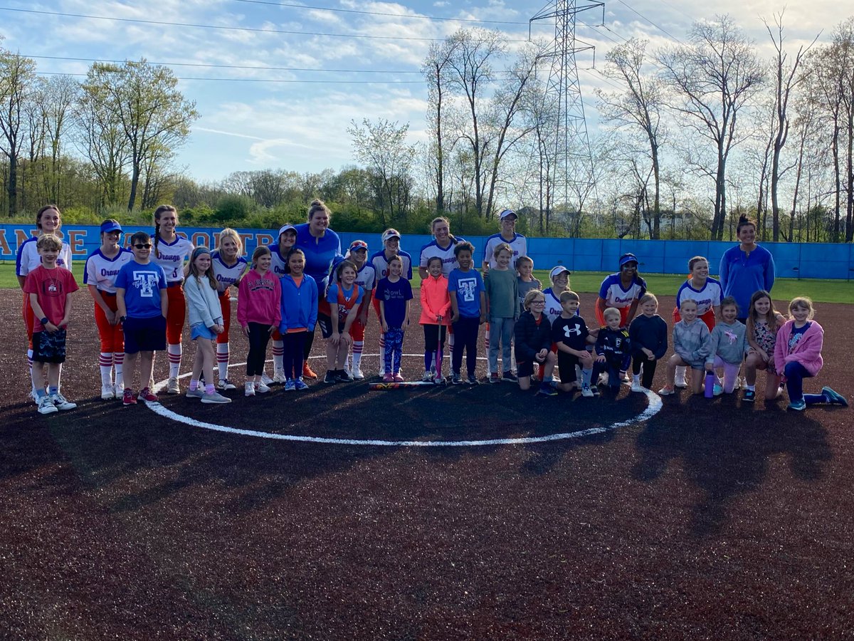 orangesball's tweet photo. Penpal Night!!! We were so excited to finally meet our third grade penpals that we have been writing to all year. #OOHS #TRES https://t.co/VHvLUB6WYa