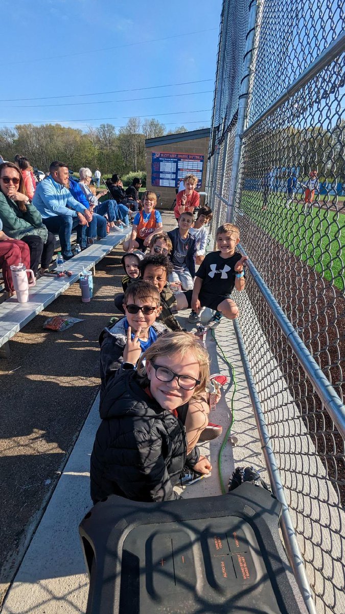 orangesball's tweet photo. Penpal Night!!! We were so excited to finally meet our third grade penpals that we have been writing to all year. #OOHS #TRES https://t.co/VHvLUB6WYa