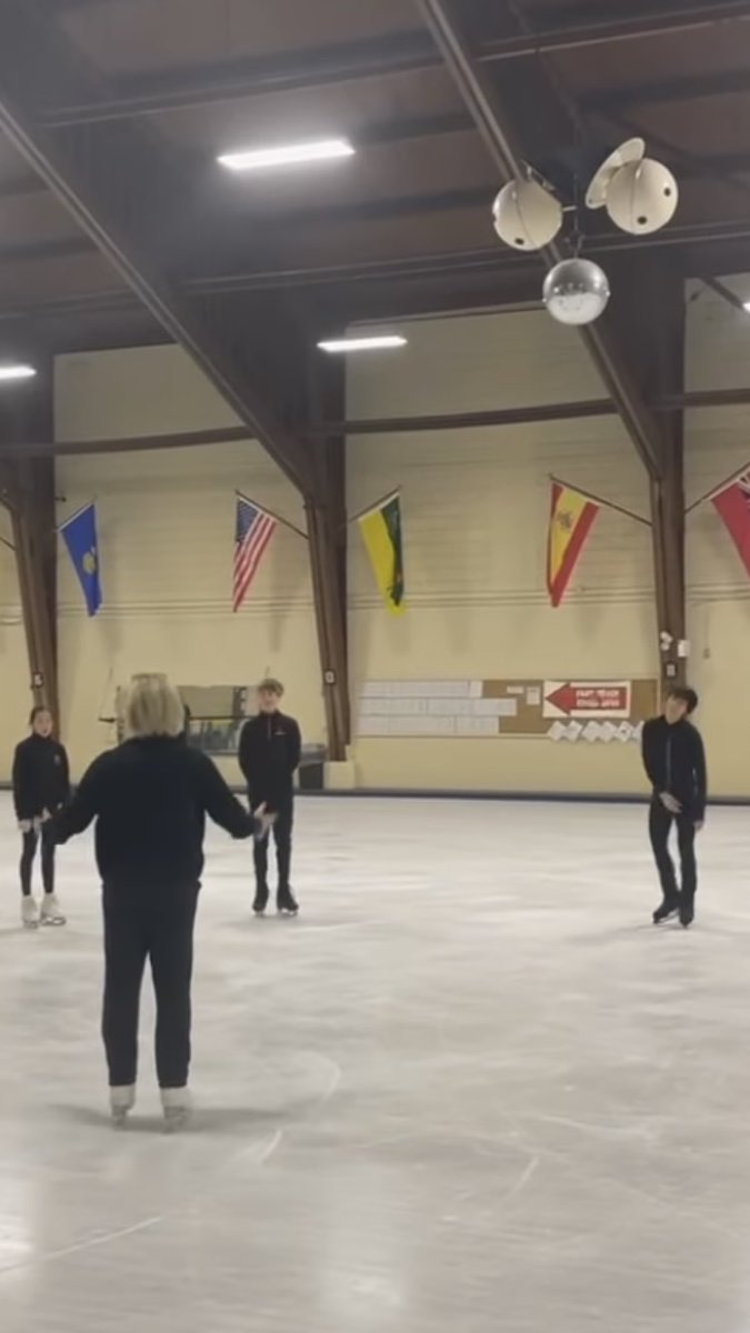 mocarinrin4's tweet photo. 有難う、トレイシーコーチ。暖かいハグ😍😭
#羽生結弦
#トレイシーウィルソン
#TCSCC https://t.co/c8cZdAknum