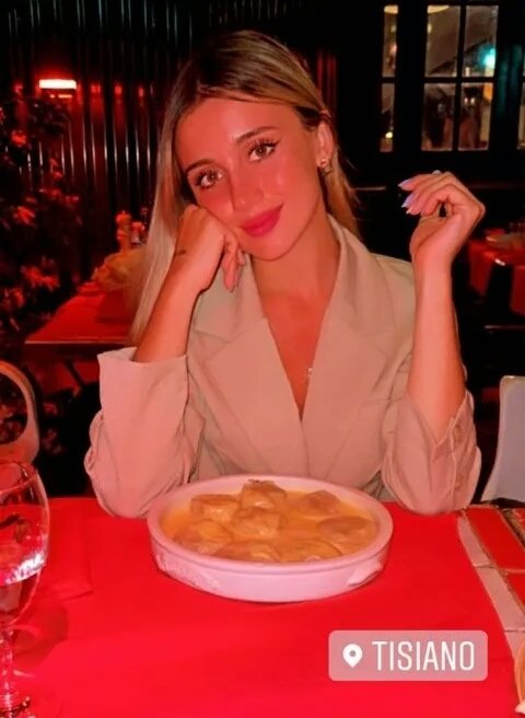 elbotdefantino's tweet photo. ¿Que preferís?

RT: Una cena con Morena Beltrán
MG: Tomar mates con Marcos Rojo https://t.co/YXhb6cdlyC