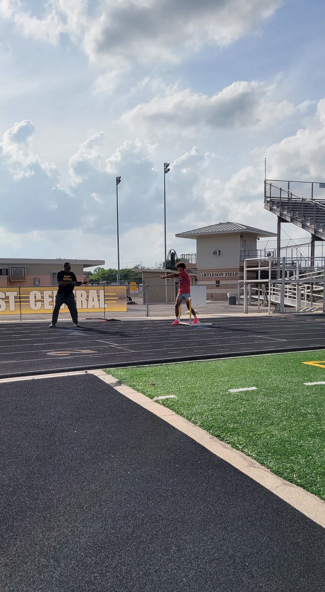 PinonesRuby's tweet photo. There is more to it then just jumping over hurdles. Jordan has learned so much in 2 training sessions. To be the best you have to put in the work. This kiddo has goals and his hard work will pay off. #EC #Hurricanes #TeamPinones #Trackandfield #8thgradetrack https://t.co/82piyx0ylA