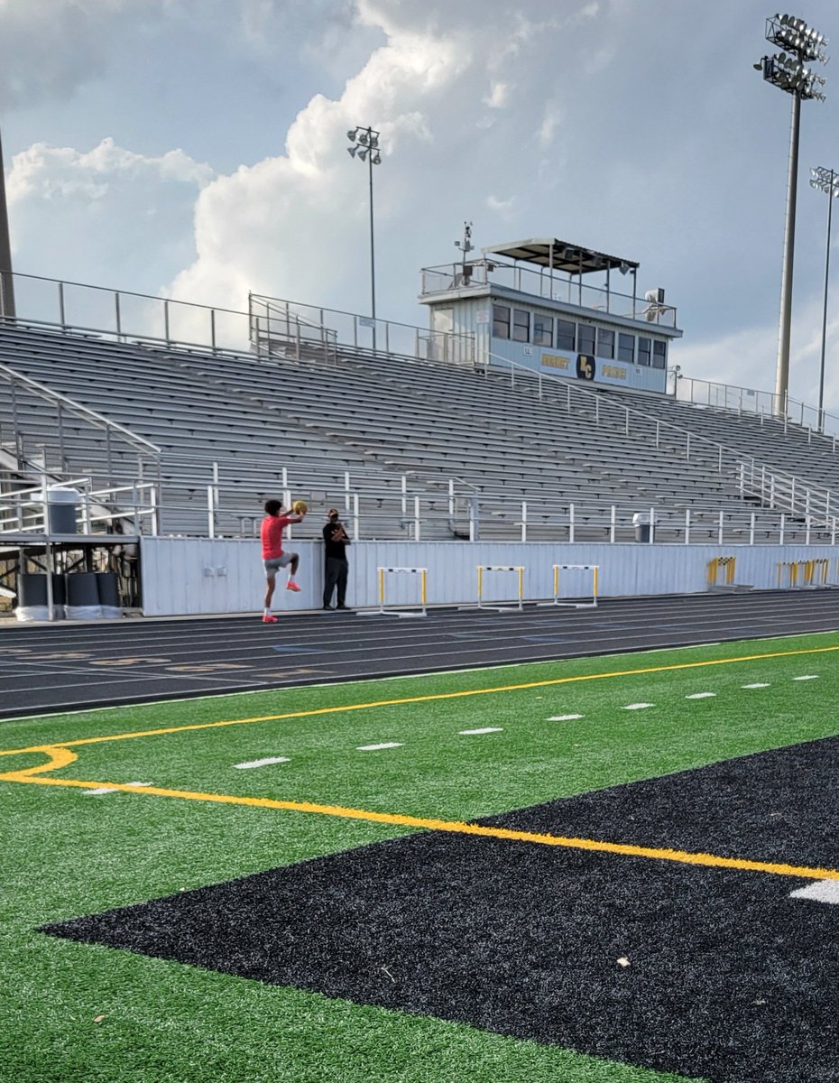 PinonesRuby's tweet photo. There is more to it then just jumping over hurdles. Jordan has learned so much in 2 training sessions. To be the best you have to put in the work. This kiddo has goals and his hard work will pay off. #EC #Hurricanes #TeamPinones #Trackandfield #8thgradetrack https://t.co/82piyx0ylA