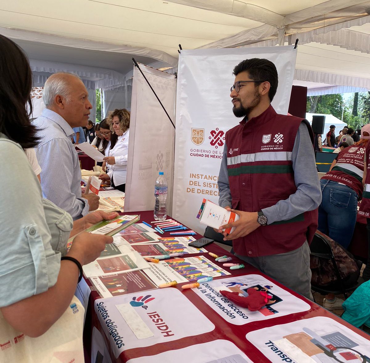 PDHCDMX's tweet photo. #Entérate Participamos en la Jornada por la Transparencia y la Privacidad de @InfoCdMex en la explanada de la alcaldía @IztacalcoAl, brindamos asesoría y promovimos nuestros insumos en materia de #DerechosHumanos. #CiudadDeDerechos https://t.co/eYLicoZwMe