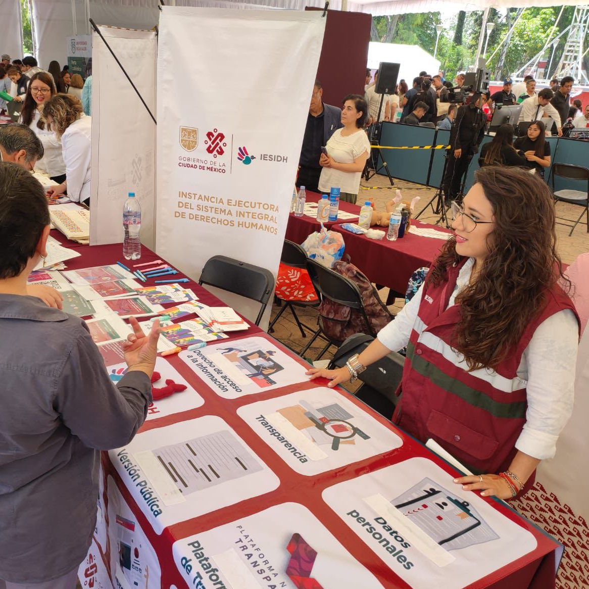 PDHCDMX's tweet photo. #Entérate Participamos en la Jornada por la Transparencia y la Privacidad de @InfoCdMex en la explanada de la alcaldía @IztacalcoAl, brindamos asesoría y promovimos nuestros insumos en materia de #DerechosHumanos. #CiudadDeDerechos https://t.co/eYLicoZwMe