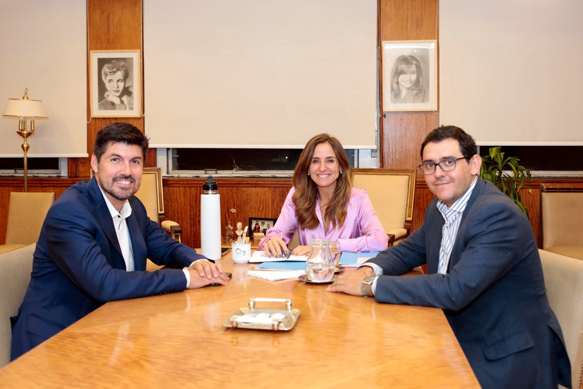 vtolosapaz's tweet photo. Trabajamos con el intendente de Rosario de la Frontera de la provincia de Salta, @solisg79, para impulsar las oportunidades de emprendedoras y emprendedores locales a través del #BancodeHerramientas y avanzar en la construcción de playones deportivos para la ciudad. https://t.co/1gBjEyLhLF