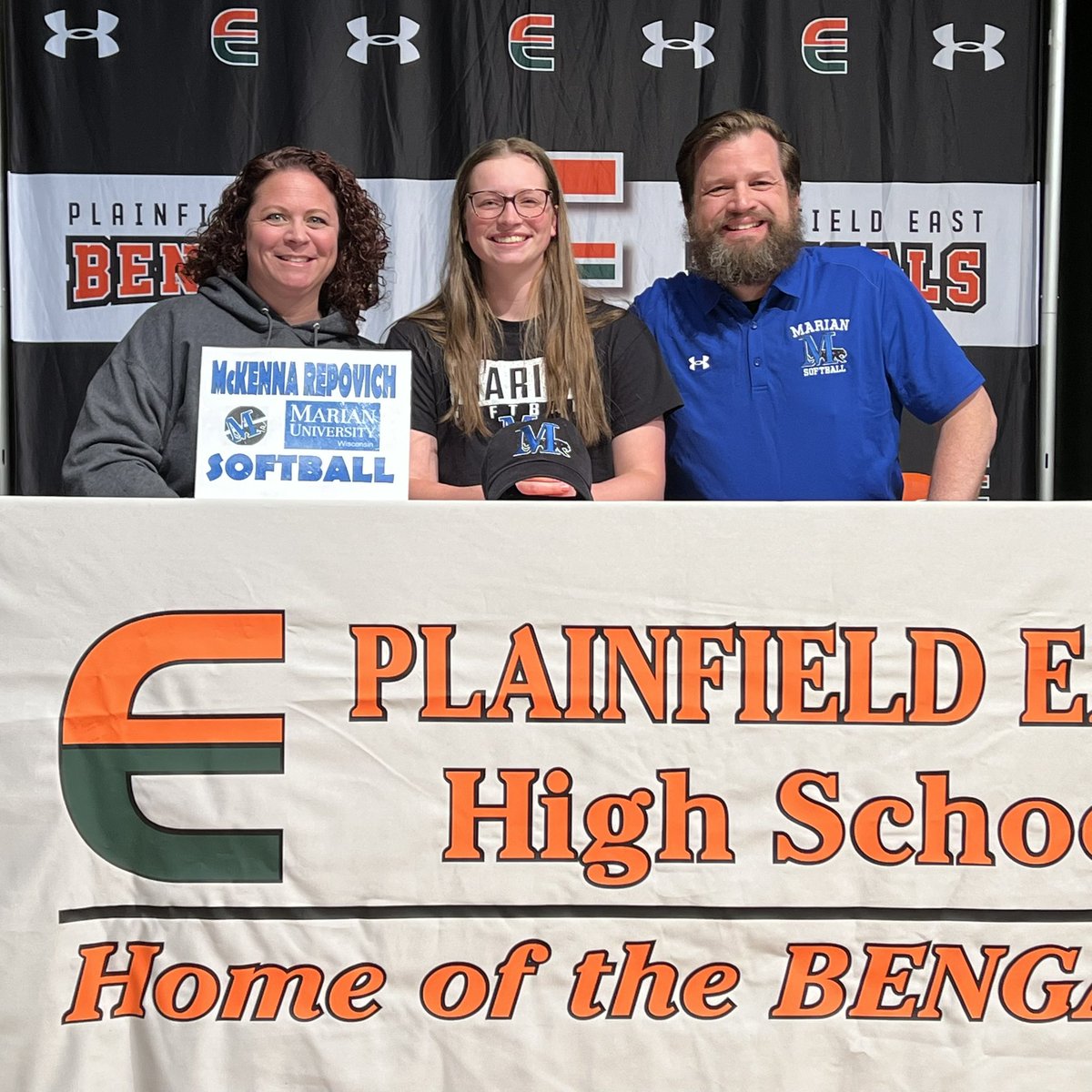 Bengalsoftball2's tweet photo. What a great day for our 4 seniors going on to play at the next level! Once a Bengal, always a Bengal!! 🧡💚🥎 https://t.co/8ksFy1NCvJ