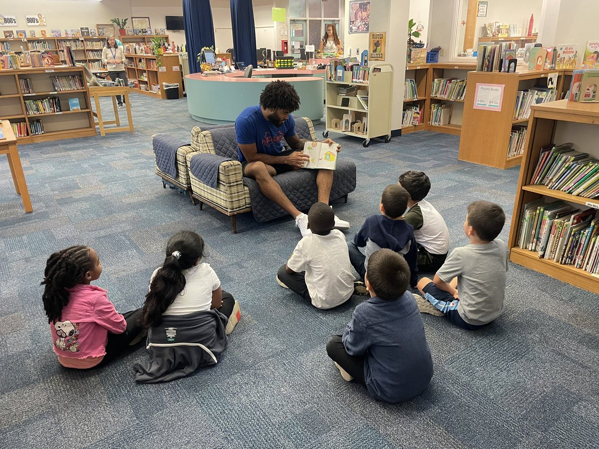 dante_zanders's tweet photo. Reading to students today at Littlewood during National Library Week was so much fun. Want to make a difference too? Look into investing in ACPS students through the Education Foundation of Alachua County.  @TheEdFoundation, @fl_victorious #FVFoundation https://t.co/FmZCeeUSRS
