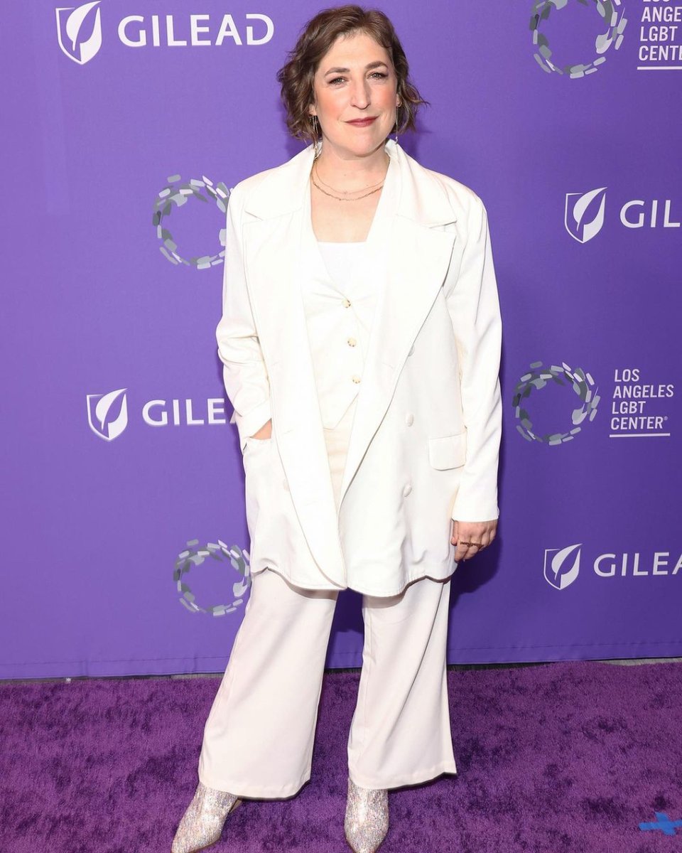 icon_pr's tweet photo. Mayim Bialik (@missmayim) attends the @LALGBTCenter’s Annual Gala to present the Leslie Jordan Award for Excellence in the Arts with @DelShores! 💜
#MayimBialik #LaLGBTcenter #Gala #LeslieJordan #DelShores #Actress #Writer #MentalHealth #Neuroscientist #IconPR https://t.co/Yt2O35l2LA