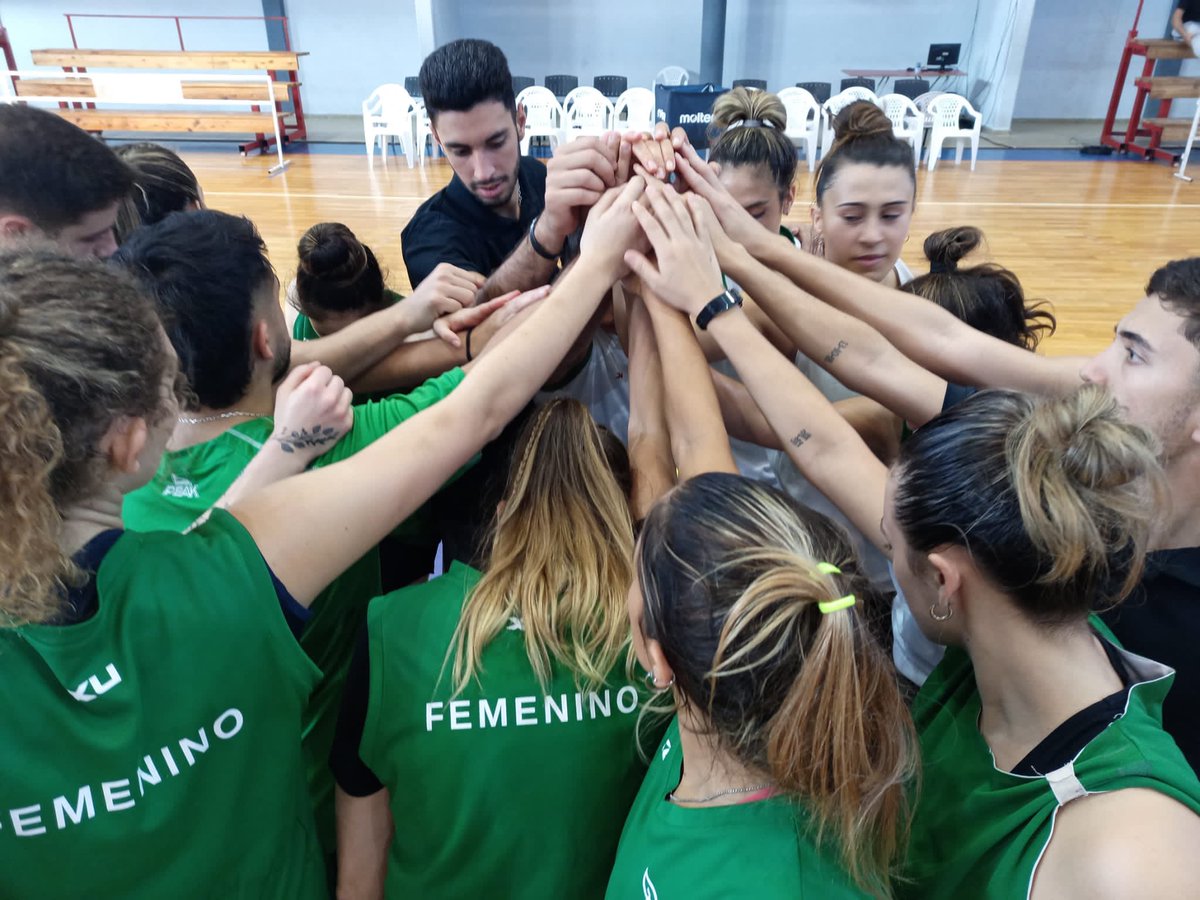 RadioAM_Aguada's tweet photo. Estamos en la recta final para obtener los fondos que nos permitan ir cubrir a nuestras jugadoras en la LSBF. Pueden colaborar comprando nuestros banderines o también siendo sponsor.Escríbannos a nuestras redes!Un empujoncito más y nos vamos a Santiago del Estero con #laspibas ⛹🏻♀️ https://t.co/oBEeqR94Fk