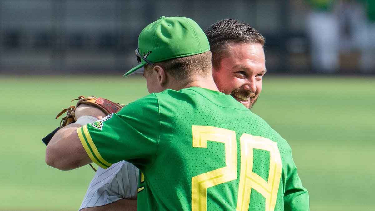 Underway at PK Park vs. Gonzaga. <a href="/CoachDanLanning/">Dan Lanning</a> tossing out the first pitch to Oregon 2-sport (baseball/football) athlete <a href="/bryce_boettcher/">Bryce Boettcher</a>. 

#GoDucks