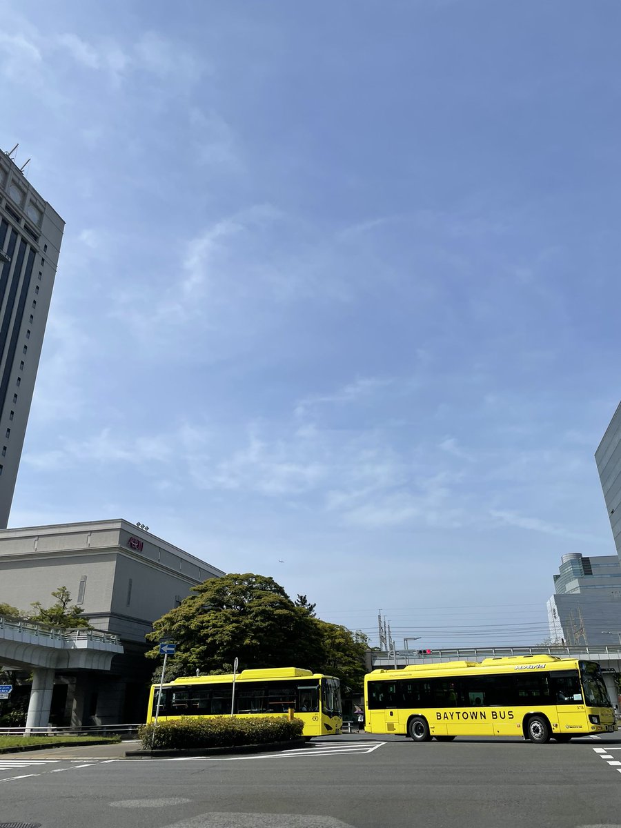 MIRAIYA_BML's tweet photo. おはようございます☀
昨日の一日中雨からうって変わって晴天の千葉です🥜✨

黄色いバス、
なんか可愛い🚌

#企業公式が毎日地元の天気を言い合う 
#未来屋書店のコワーキングスペース
#BML
#bookmarklounge
#未来屋書店
#もうすぐGW https://t.co/AY3EHdHuUt