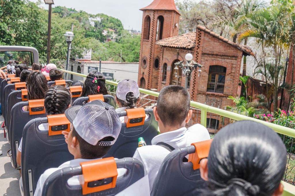 DIF_Morelos's tweet photo. #SemanadelaNiñez🥳
En esta semana de conmemoración al #DíadelNiñoydelaNiña, dentro de las actividades que estamos realizando para celebrar esta fecha tan especial, preparamos un recorrido en el #Cuernabus por distintos puntos históricos de la ciudad de #Cuernavaca. https://t.co/Ll85lMefDF
