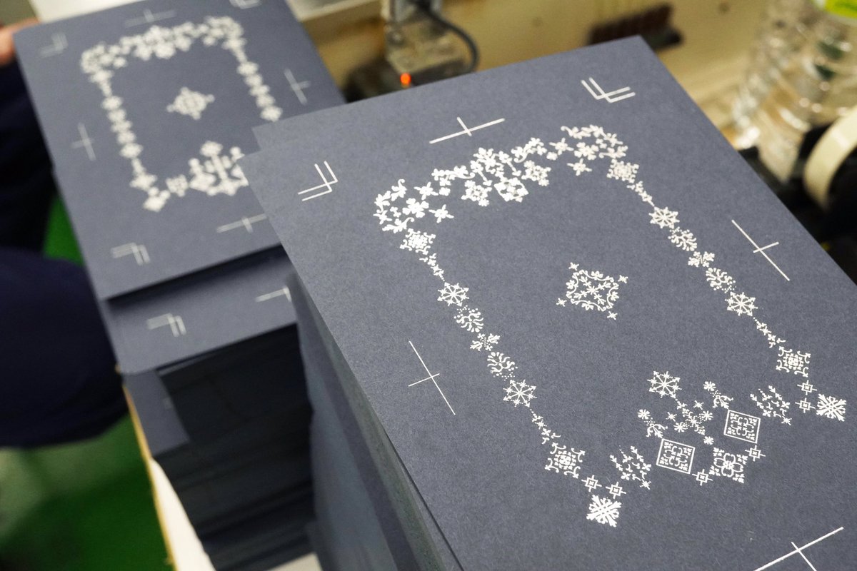 cosmotech_no1's tweet photo. 【お知らせ】 現在、紙の博物館 さま（ @PaperMuseumJPN ）のオリジナルアイテムを製作中。紙の博物館 さまで販売予定！こうご期待！

◉販売 ： 紙の博物館（ @PaperMuseumJPN ）
◉装飾 ： @printersflowers 製
◉製本 ： 鈴木製本（ @suzuki_seihon ）
◉箔押 ： コスモテック
◉デザイン：前田瑠璃 https://t.co/lM3pvjY5BD