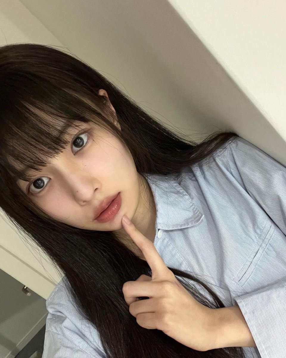 hyemwonn's tweet image. good morning after holiyay, hyem-tuals!🌷
how is your holiday everyone? it’s been a long time since we talked..🥲 anyways this time i’m back with with my new bangs.. would you give a rate to my new hair?🫣