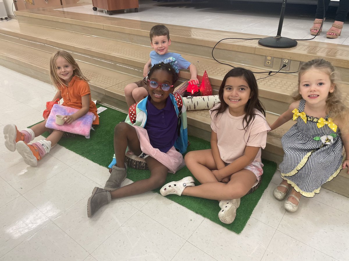 shineonbebright's tweet photo. Kids loved S’mores Reading Night to kick off Summer Reading! #dverocks #summerreading https://t.co/DXqHoWelYj