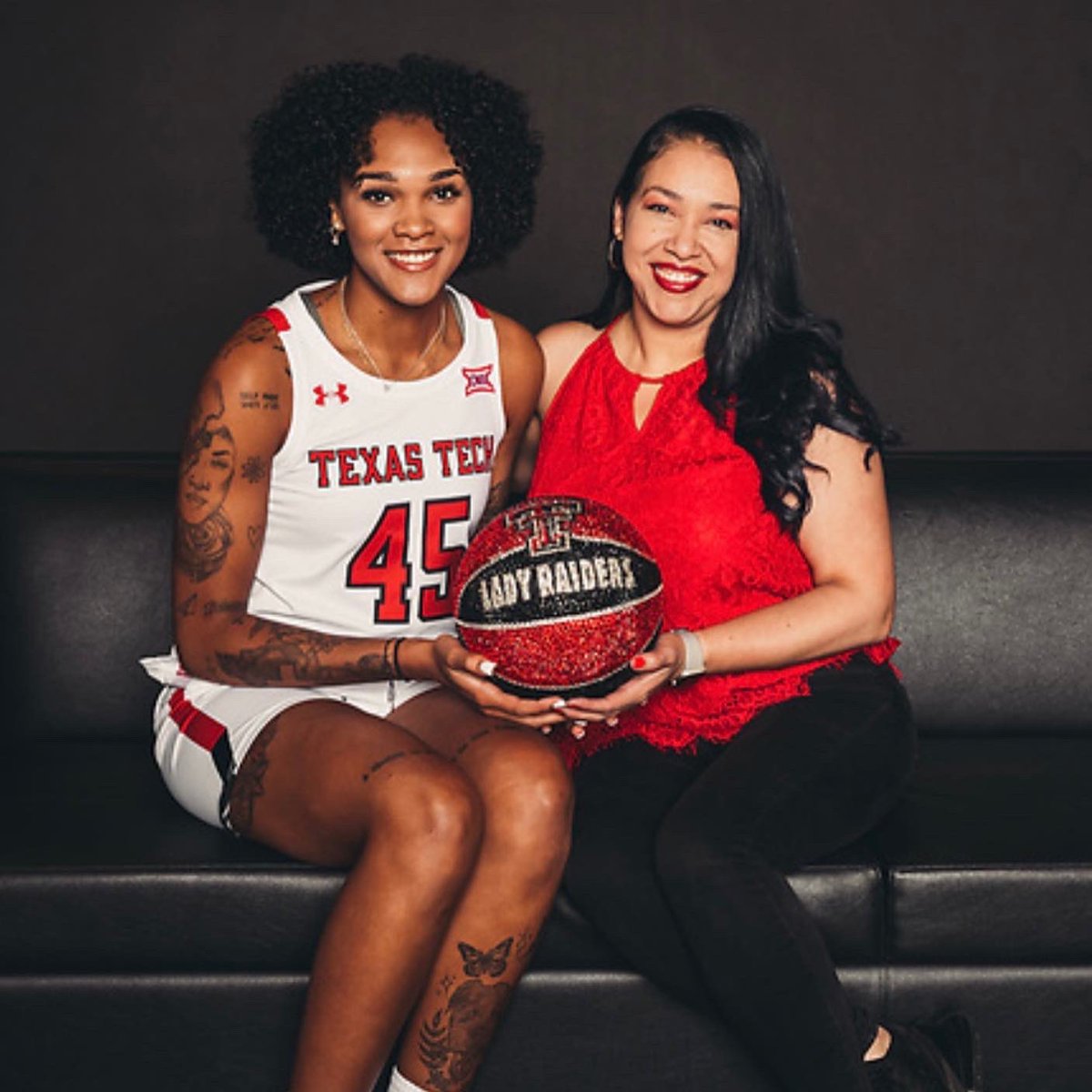 cmcm326's tweet photo. @JordynDMerritt 😘She’s coming Home #TEXASbound  Familyyyyyy
Let’s Gooooooooooooooooooooooo
I’m a #LadyRaiderMOM now!!!! ❤️🖤🌵🚌 Getting the Game Day Party Bus ready👕 Getting the NEW GEAR Order ready 🎟️ Getting ready to see her play more 🖤❤️🌵 https://t.co/IBACIC3sn0