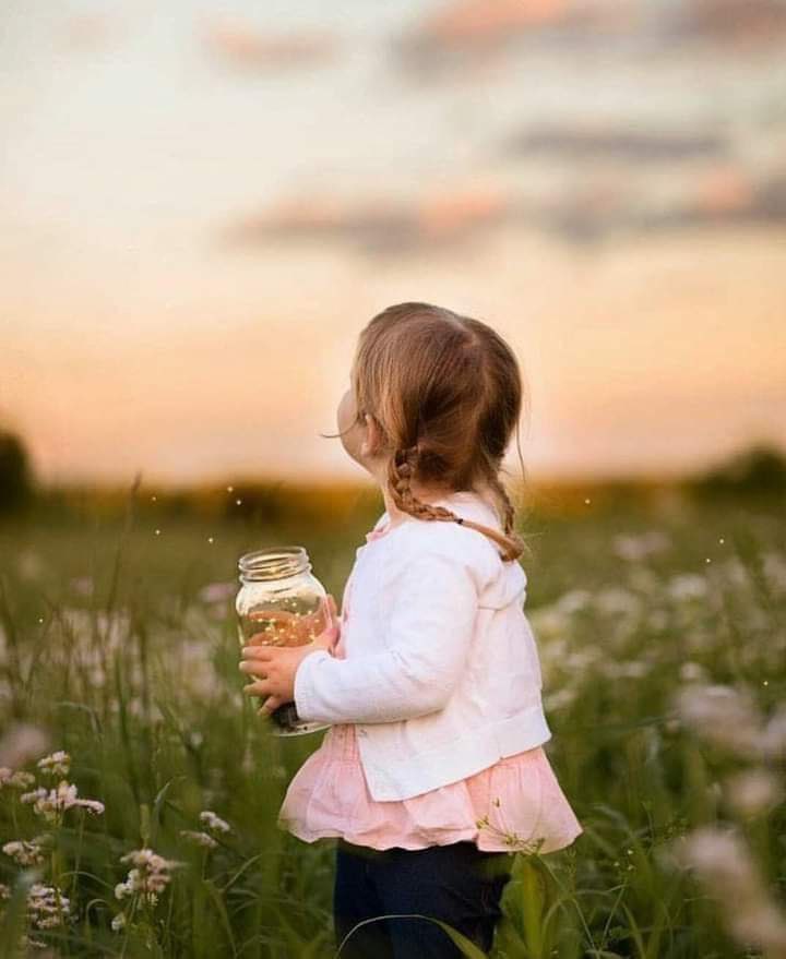 نحن قلوب تسافر بين محطات البشر 
هناك من أكرمنا بخلقه
وهناك من ٱذانا بسوء نيته
وهناك من فهمنا خطأ
وآخرون توسموا فينا خيرا
عاشرناهم بتربيتنا
واعطيناهم من قدرنا ولادخل لنا
بما  تخفي نواياهم
كل ما هنالك قلوبنا بيضاء لاتكره أحد
أمسك فؤادك فالقلوب مدائن 
ماكل من سكن الفؤاد سيمكث ..🌺🥀