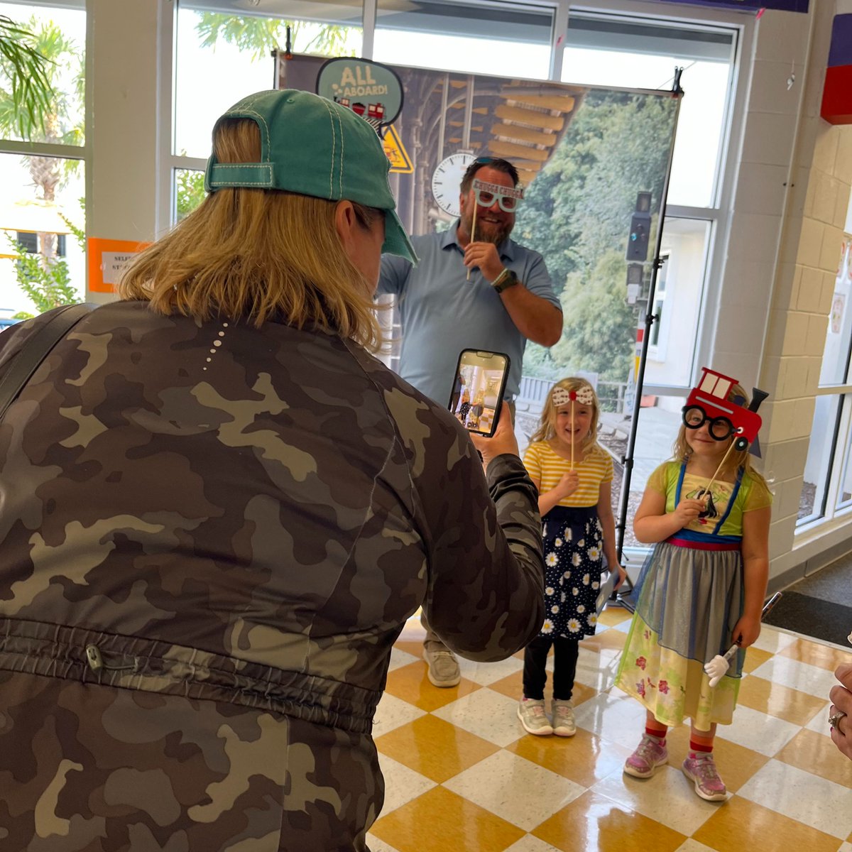 Sometimes, dads have the most fun at #SuncoastRemakeDays 😆 Love to see families learning and having a BLAST! Full STEAM Ahead at GG Elementary! @remakelearningdays @SuncoastCGLR @ThePattersonFdn @KelAlexander_