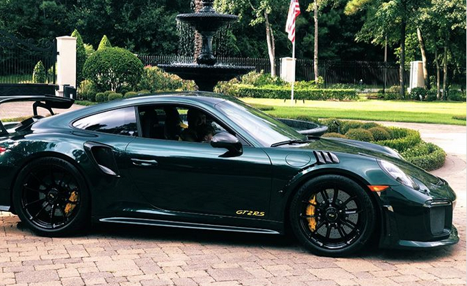 JoePompliano's tweet image. After winning the 2018 Masters, Patrick Reed bought himself a $450,000 Porsche 911 GT2 RS.

There are only 1,000 of these cars in the US &amp;amp; his had a Masters-themed paint job &amp;amp; yellow calipers.

But this week, the car mysteriously appeared on a salvage website with just 360 miles.