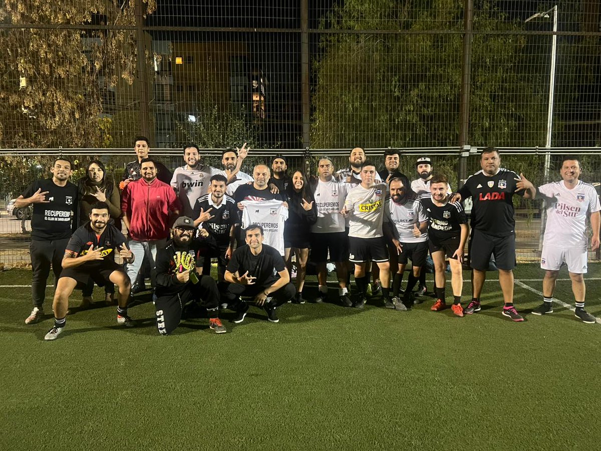 RecuperemosCC's tweet photo. Tarde de futbolito con la gente linda de @RecuperemosCC .
EL CLUB DE DAVID NO ES PARA GOLIAT.
#colocolo #recuperemoscc #colocolofemenino https://t.co/OoXXWtxso3