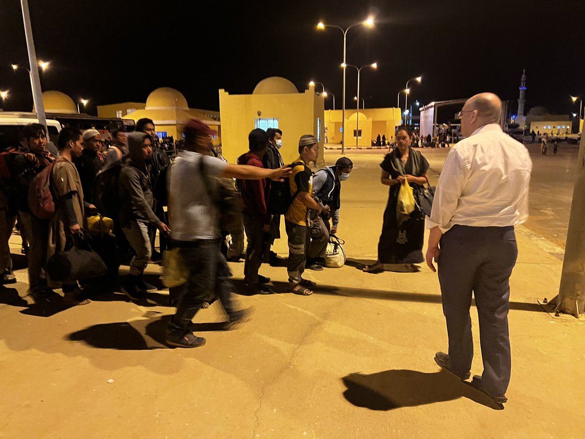 ezzedin_tago's tweet photo. Honored to welcome #filipinos who crossed the border from #sudan to #Egypt https://t.co/abMeNXYbI6