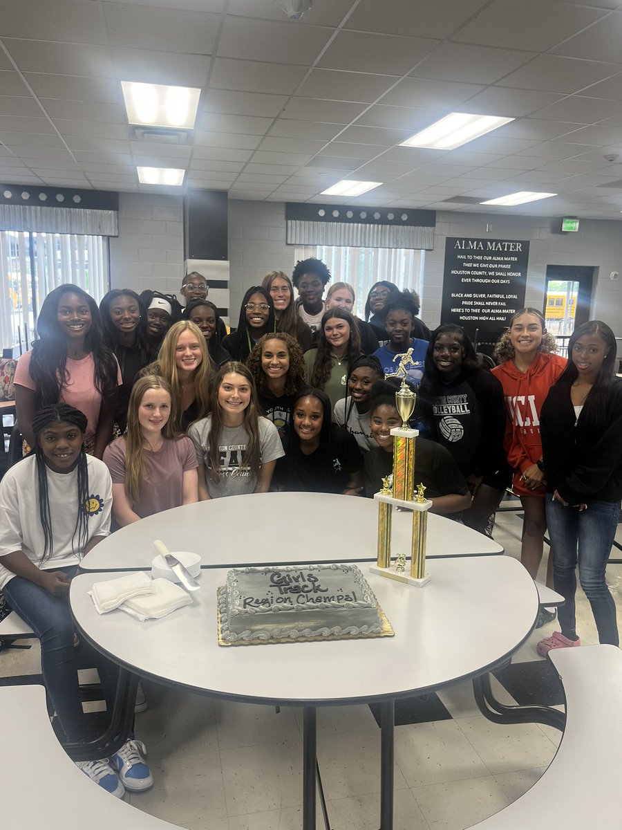 HocoAthletics's tweet photo. Got to celebrate @TrackHoco girls region championship this afternoon! #cakeforchamps #fastbears @RizerBEARDOWN @jbrettBEARDOWN @hocojones @hchsbeardown https://t.co/tEQ0bgSHwf