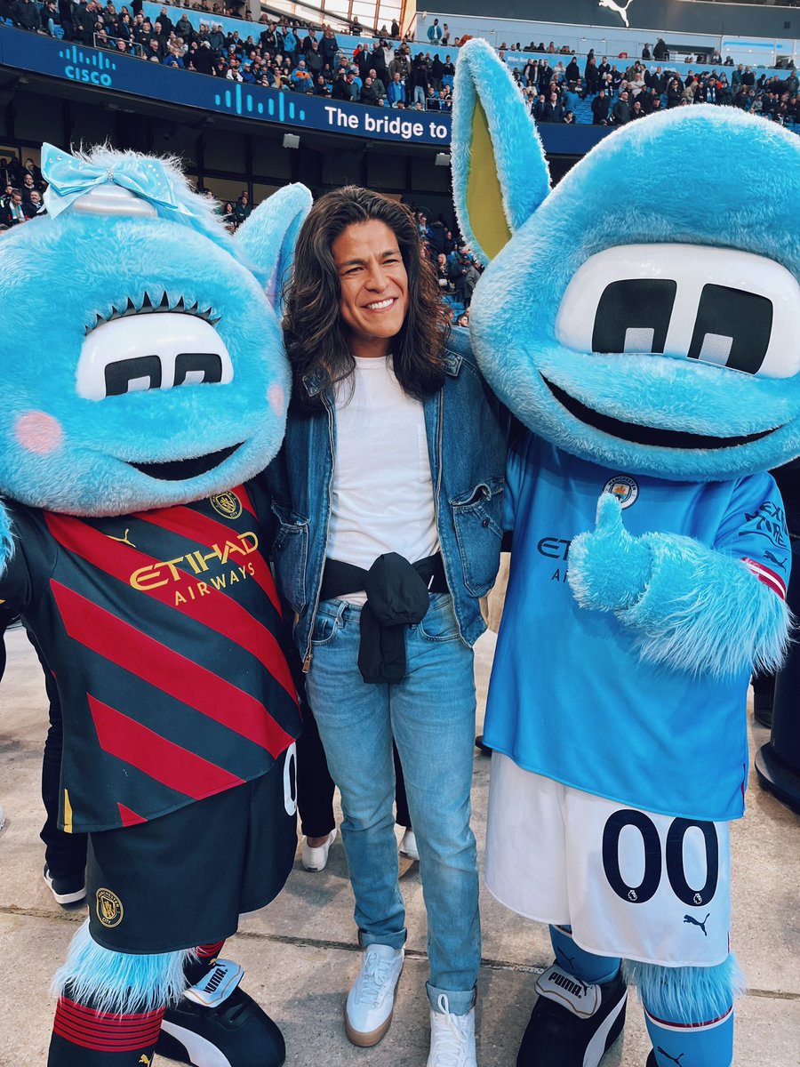 ManCityUS's tweet photo. Mood: Football is life https://t.co/Elm0n3usPH